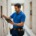 Comparativa Software SAT - Persona de servicio técnico trabajando en un edificio con Fixner